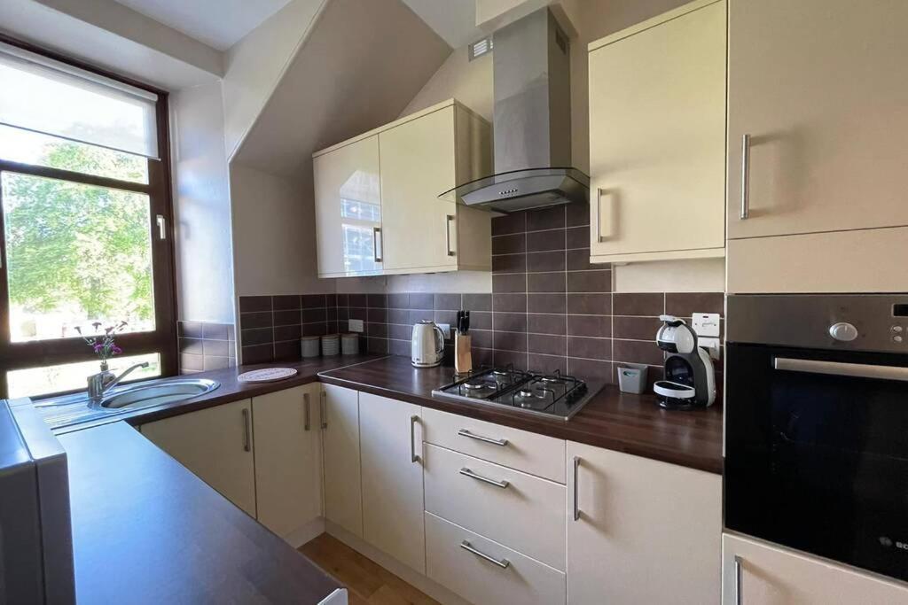 No 10 Immaculate City Centre, Top Floor 2 Bed Flat With Free Parking Inverness Exteriör bild