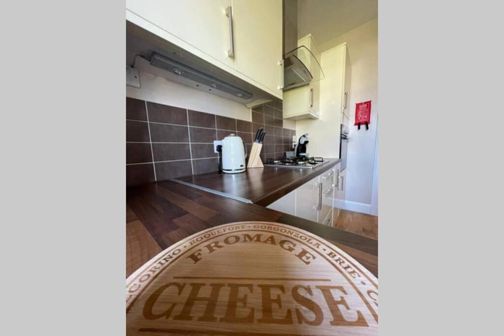 No 10 Immaculate City Centre, Top Floor 2 Bed Flat With Free Parking Inverness Exteriör bild