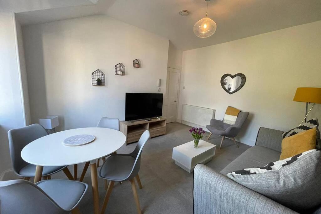 No 10 Immaculate City Centre, Top Floor 2 Bed Flat With Free Parking Inverness Exteriör bild